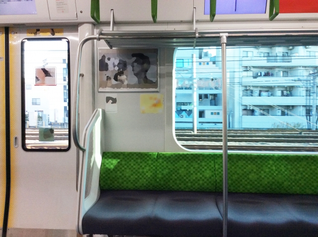 中吊り広告って見てる人居ます？費用対効果を測定する必要アリかも。