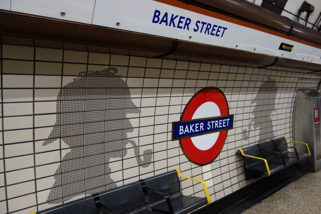 勿体ぶると余計怪しい。