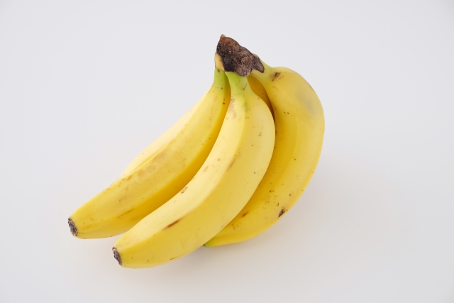 バナナの皮をむかずに食べようと思います？