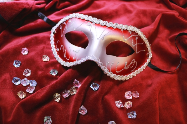 顔出しするか否か。